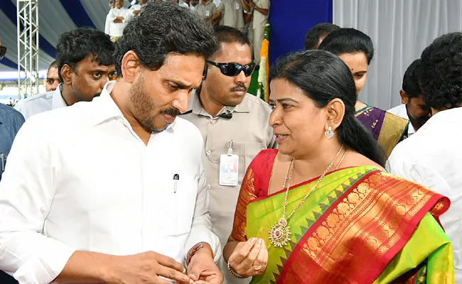 Home Minister Taneti Vanita Said Special Thanks To CM YS Jagan - Sakshi