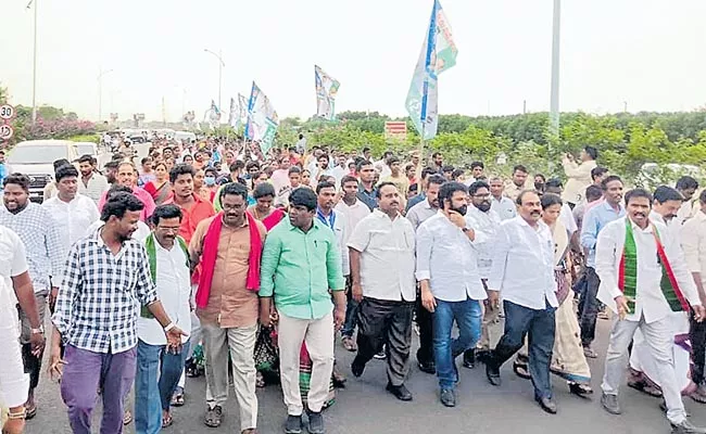 A huge rally celebrating the distribution of house documents  - Sakshi