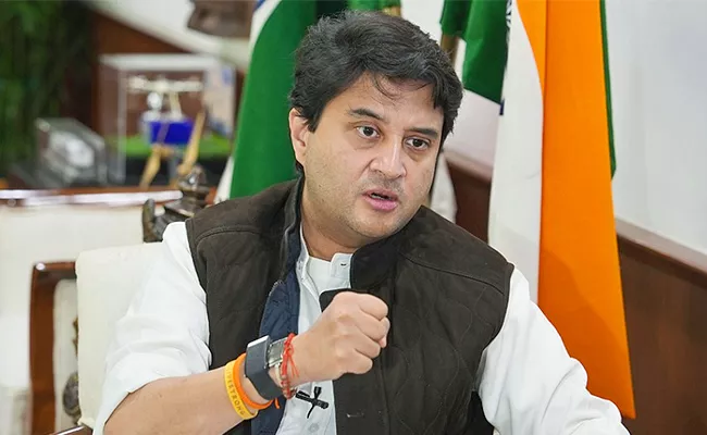 Jyotiraditya Scindia Brings Onions In Pocket To Beat Heat - Sakshi