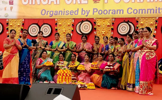 singapore pooram performed telangana bathukamma - Sakshi