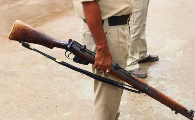 TS Police Gun Fired On Thief Gang At Nizamabad District - Sakshi