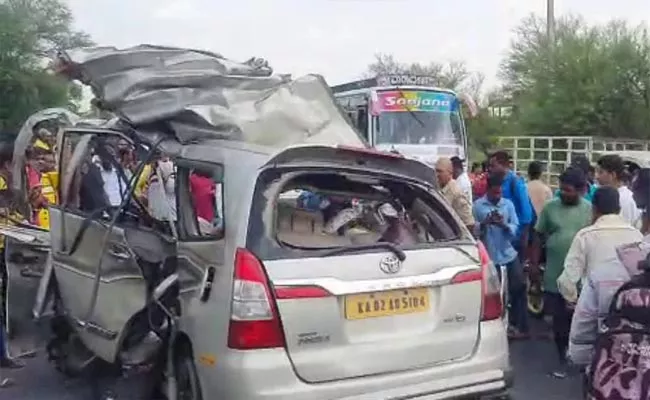 Innova Bus Collision Many Killed Mysore Road Accident - Sakshi