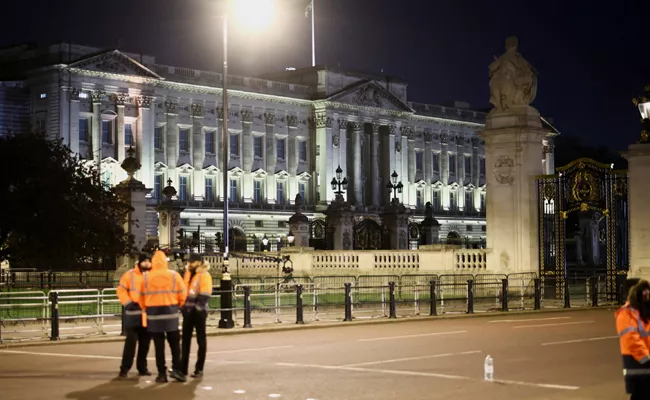 London Police Arrested Man Throwing Things At Buckingham Palace - Sakshi