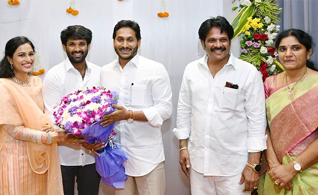 Cm Ys Jagan Blesses Newly Married Couple At Visakhapatnam - Sakshi