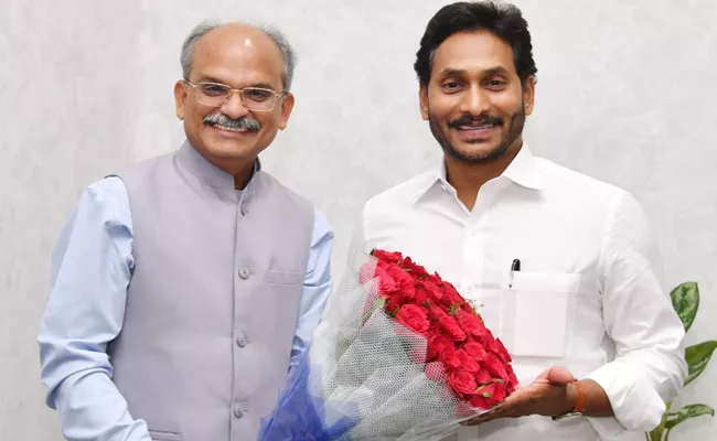 CS Jawahar Reddy CM Special CS Meets CM Jagan At Tadepalli - Sakshi