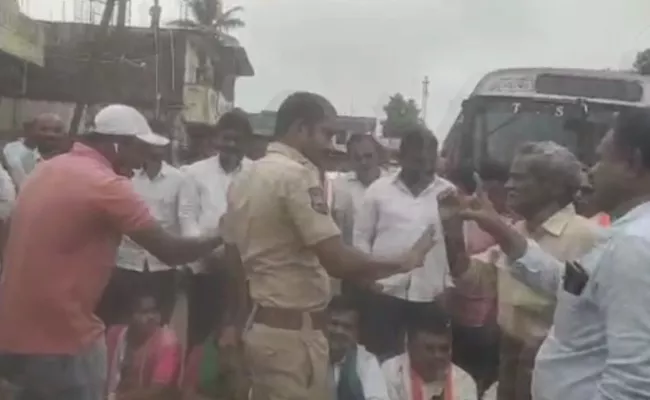 Farmers Protest In Jayashankar Bhupalpally District - Sakshi