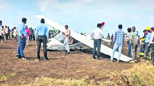 పొలంలో దిగి పాక్షికంగా ధ్వంసమైన విమానం - Sakshi