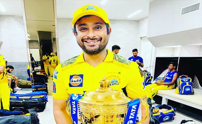 Dhoni Pays-Tribute-CSK Star Ambati Rayudu-Lot-Like-Me-Farewell IPL-Match - Sakshi