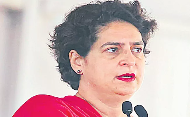 Priyanka Gandhi attacks Narendra Modi over loot by BJP govt in Karnataka - Sakshi