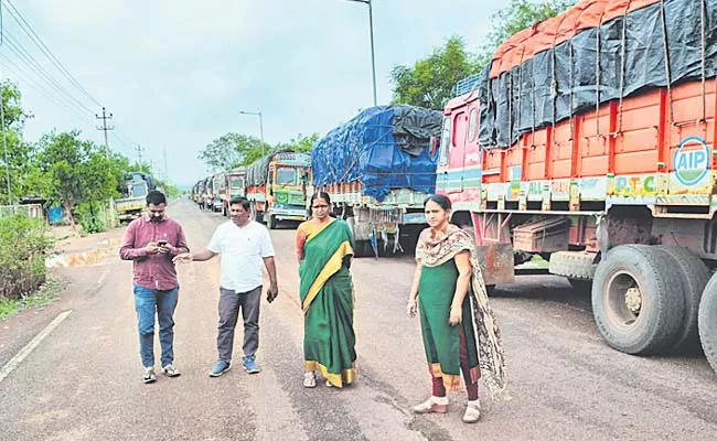 All the FCI godowns in the state are full and the officials are moving rice to Karnataka - Sakshi