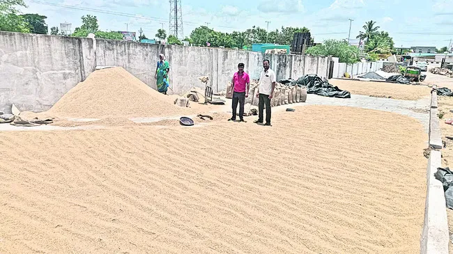 వెల్దండ మండలకేంద్రంలో రైతులు ఆరబోసిన ధాన్యం  - Sakshi