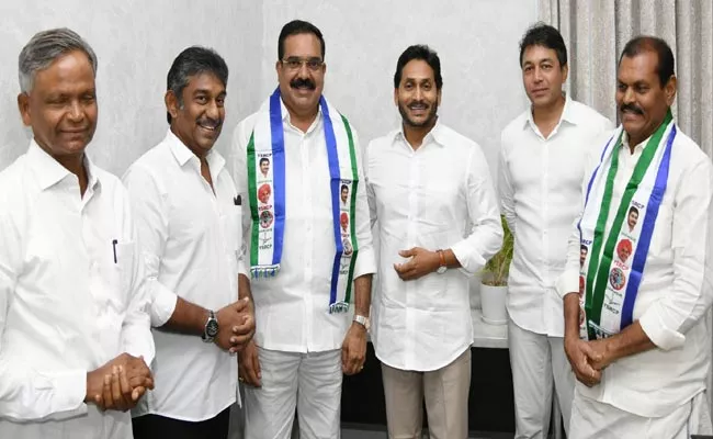 TDP leader Bommireddy Raghavendra Reddy joined YSRCP - Sakshi