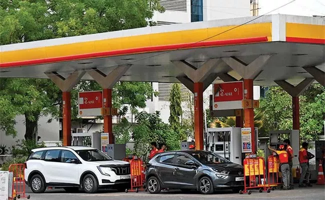 PSU petrol rates are the same in private petrol bunks too - Sakshi