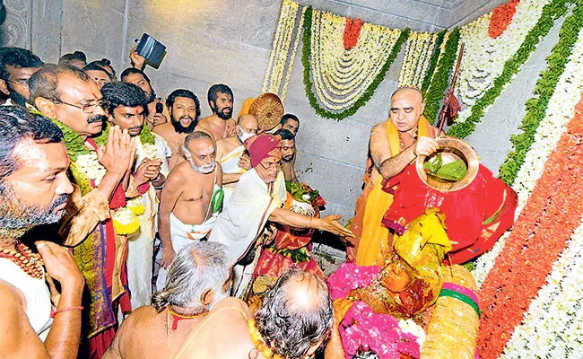 Maha Kumbhabhishekam To Gangamma During Ganga Pushkara Time - Sakshi