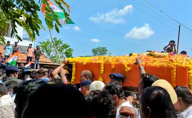 Army Jawan Anil Funeral At Karimnagar District - Sakshi