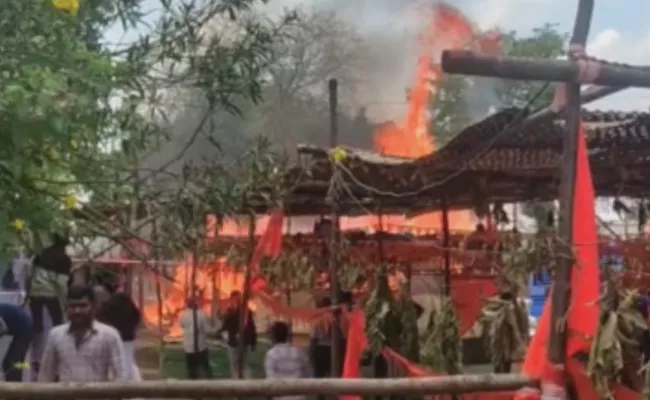 Fire accident In Mahabubabad Bodrai Festival - Sakshi