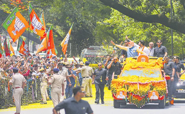 Karnataka Assembly elections 2023: PM Narendra Modi slams Congress guarantee of Garibi Hatao - Sakshi