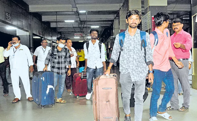 163 students of Andhra Pradesh moved to their native places from Manipur - Sakshi