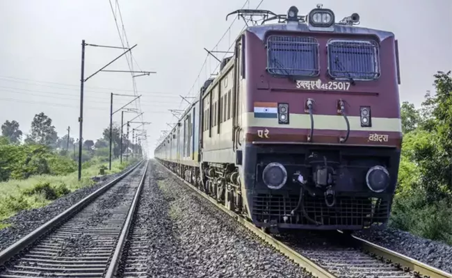 Woman Falls While Boarding Train At Khammam Station - Sakshi