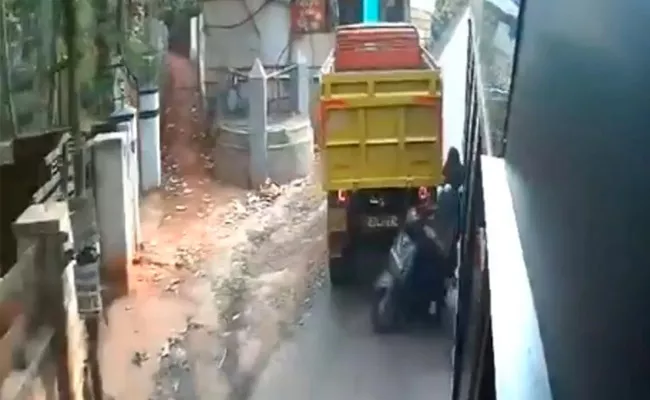 Kerala Students Narrow Escape After Scooter Stuck Between Bus And Lorry - Sakshi