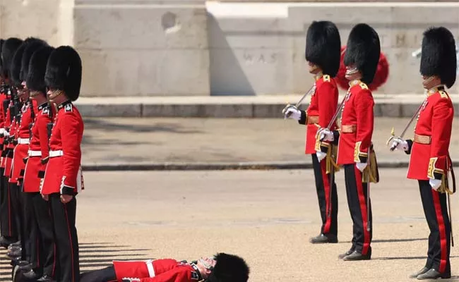 British Soldiers Faint In Front OF Prince William Amid Heat In London - Sakshi