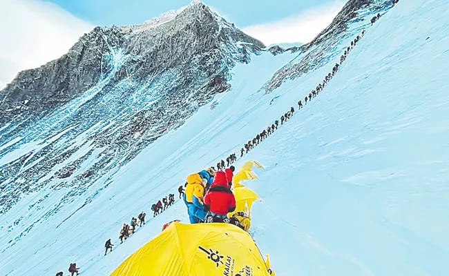 Nepal Grants Record Climbing Permits For Mount Everest - Sakshi