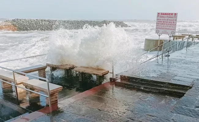 Cyclone Biparjoy Updates: Mumbai Flights Delayed Gujarat Alerted - Sakshi