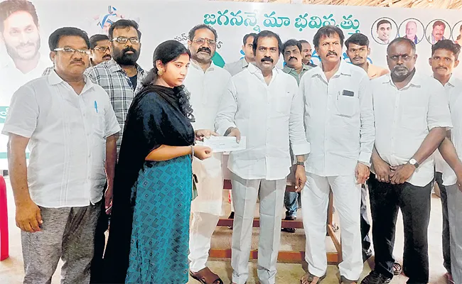 Andhra Pradesh: Cm Ys Jagan Helps Money Kapu Activist Family - Sakshi