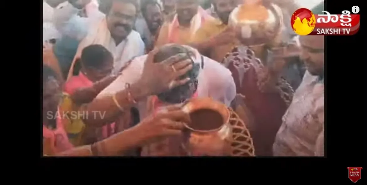 BRS Activists Performs Palabhishekam To Minister Srinivas Goud