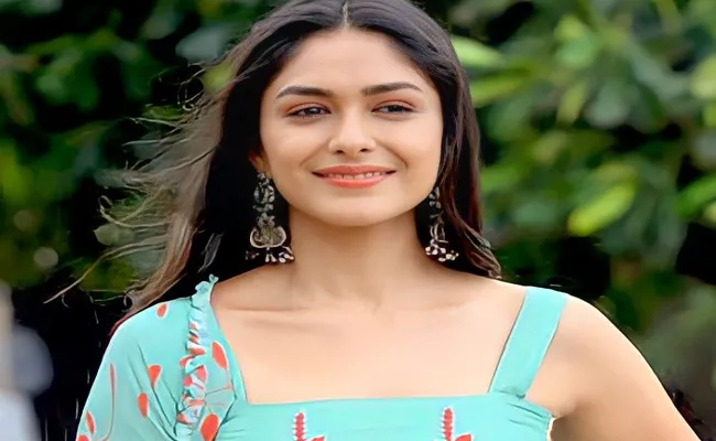 Mrunal Thakur In Vijay Devarakonda New Movie - Sakshi