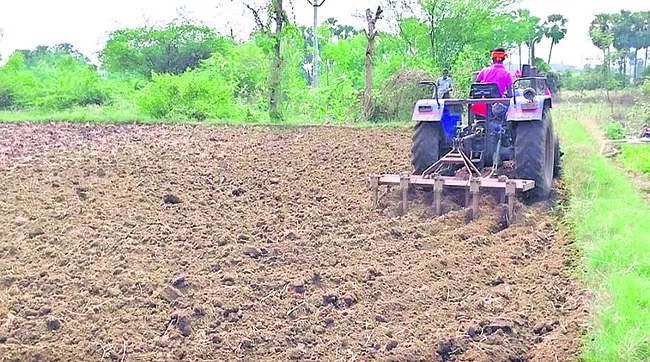 దుక్కి దున్నుతున్న రైతు    - Sakshi