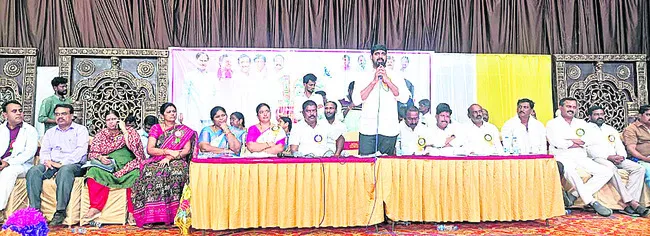 మాట్లాడుతున్న పాడి కౌశిక్రెడ్డి - Sakshi