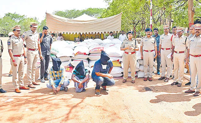 Fake seed gang arrested - Sakshi