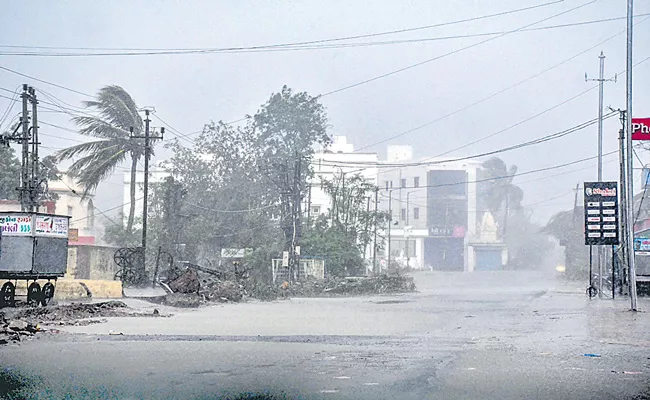 Cyclone Biparjoy makes landfall on Gujarat coast - Sakshi