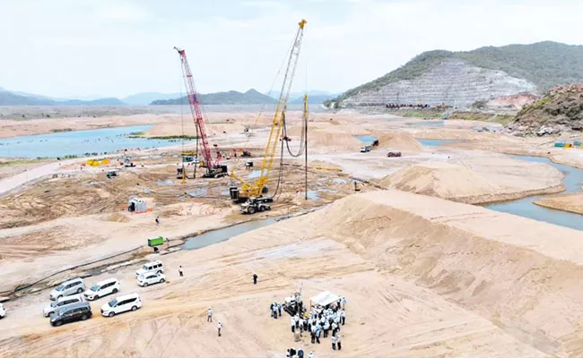 Construction of Polavaram Guide Bund according to the design - Sakshi