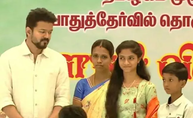 Thalapathy Vijay Presents Nandini With A Diamond Necklace - Sakshi