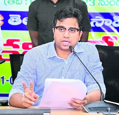 మాట్లాడుతున్న కలెక్టర్‌ ఉదయ్‌కుమార్‌ - Sakshi