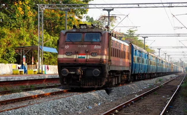 Railway Tracks Melt For Extreme Heat In Uttar Pradesh Lucknow - Sakshi