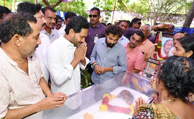 Cm Jagan Console Ysrcp Leader Uppala Ramprasad Family - Sakshi