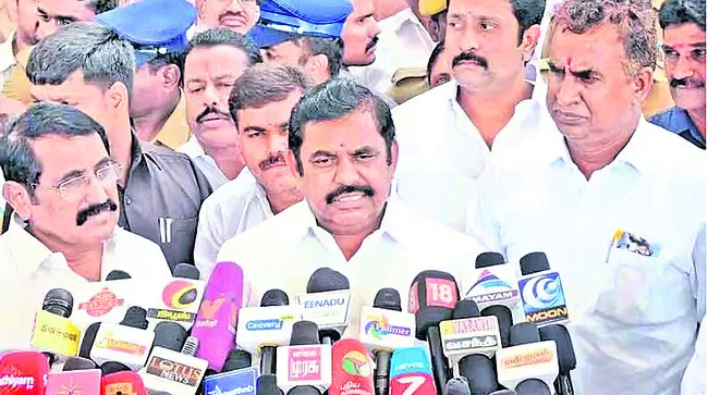 మీడియాతో మాట్లాడుతున్న పళనిస్వామి  - Sakshi