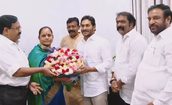 Kappatralla Bojjamma Her Husband Joined YSRCP In Presence CM Jagan - Sakshi