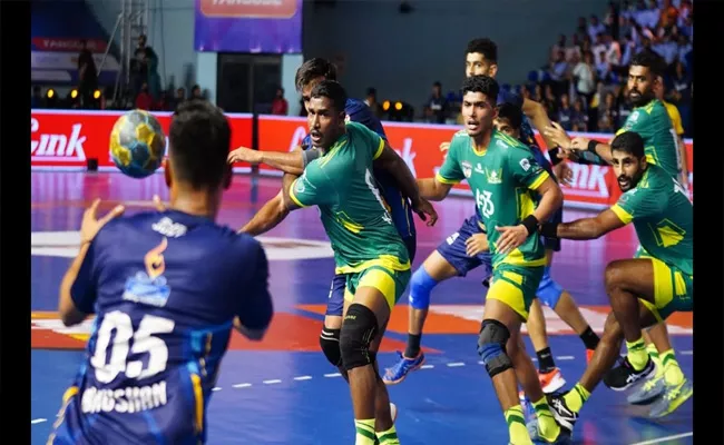 Telugu Talons enters semifinal in Premier Handball League - Sakshi