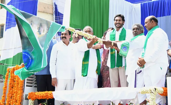 CM Jagan Guntur Tour YSR Yantra Seva Live Updates - Sakshi