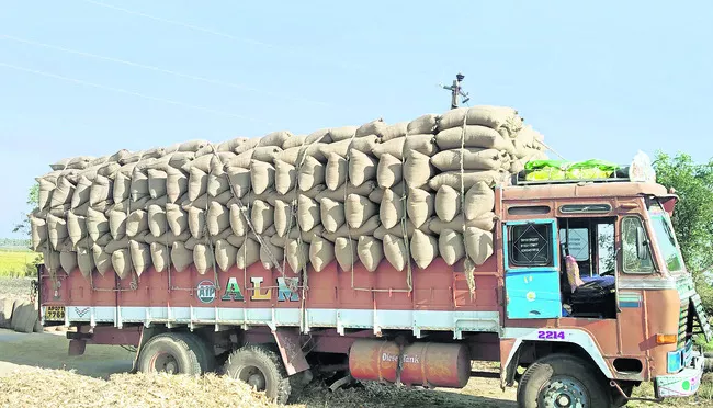 మోర్తాడ్‌ నుంచి రైస్‌మిల్లుకు తరలుతున్న ధాన్యం  - Sakshi