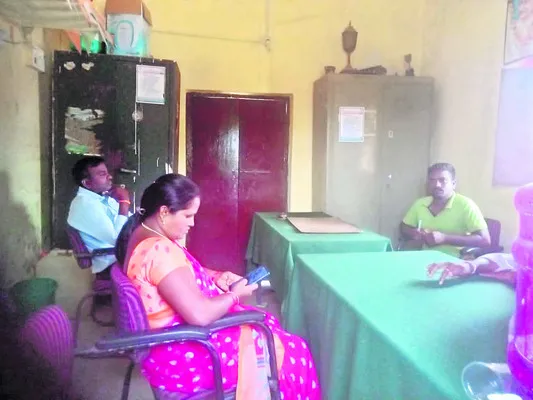 లక్కంపల్లి గ్రామపంచాయతీలో సర్పంచ్, ఉపసర్పంచ్ల నిర్బంధం - Sakshi