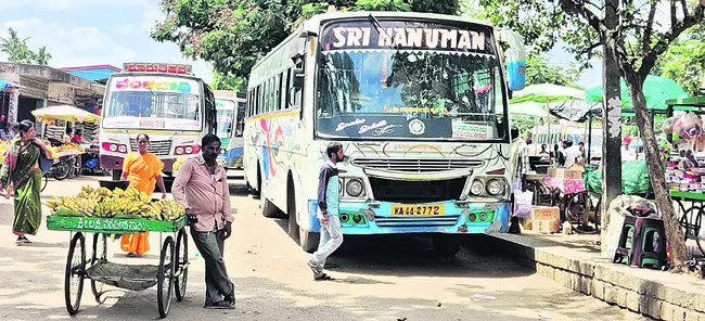 ప్రయాణికులు లేక వెలవెలబోతున్న ప్రైవేట్‌ బస్సులు  - Sakshi