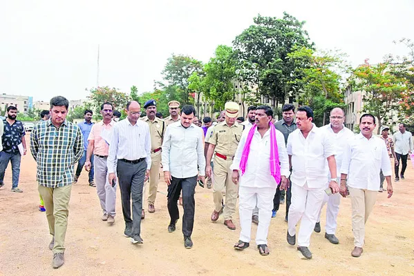 కలెక్టర్‌, ఎస్పీతో కలిసి సభా స్థలాన్ని పరిశీలిస్తున్న ఎమ్మెల్యే మహిపాల్‌ రెడ్డి - Sakshi