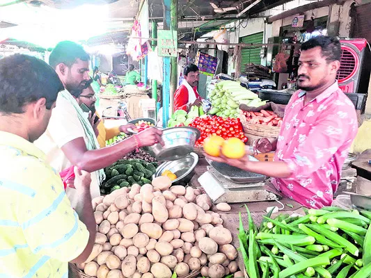 మార్కెట్‌లో కూరగాయలు కొనుగోలు చేస్తున్న ప్రజలు - Sakshi