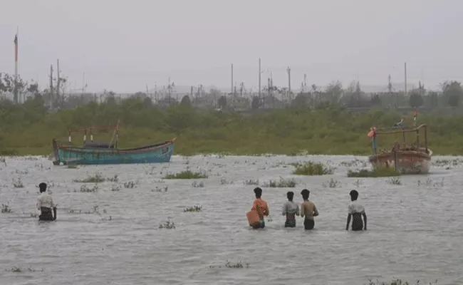 Cyclone Biparjoy brings heavy rain in parts of Rajasthan, Gujarath - Sakshi