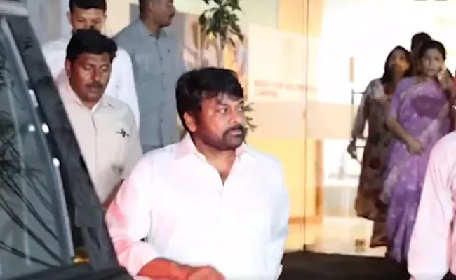 Chiranjeevi Reached Apollo Hospital Fans Reaction - Sakshi